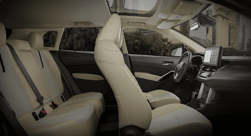 Interior do Corolla Cross - O Corolla Cross é a escolha ideal para quem busca um SUV com espaço, conforto e tecnologia.
Interior com acabamento premium, central multimídia de 9” com conexão sem fio, carregamento USB, saídas de ar traseiras e porta-malas espaçoso.
Tudo isso com a segurança avançada do pacote Toyota Safety Sense.
Conheça o Corolla Cross na Toyota Sulpar e surpreenda-se com cada detalhe.