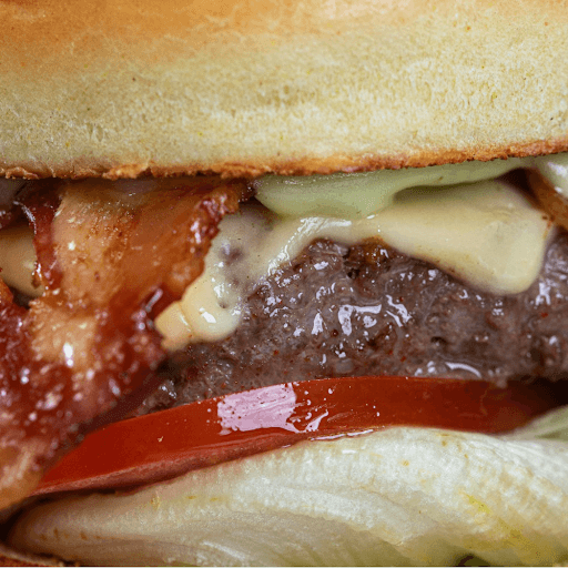 O close que você respeita! - 🔥 Um hambúrguer suculento, bacon crocante e aquele sabor que só a Maranello Burger tem! 😍 Quem tá com fome aí? 🍔✨ #MaranelloBurger