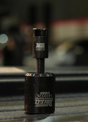 Remova injetores com eficiência e segurança! 🚗💨​

​O Extrator à percussão 141032 da Raven é a ferramenta ideal para remover injetores de combustível em motores Fiat/Stellantis GSE 1.0 12V e 1.3 16V MultiAir turbo com precisão e sem danos ao sistema.​

​✅ Aplicação para diversos modelos Fiat, Jeep, Peugeot e Citroën​
✅ Abertura de 9,8 mm para um encaixe perfeito​
✅ Mais segurança e agilidade no processo de extração​

​Ferramenta essencial para a manutenção eficiente dos motores turbo! ⚙️🔩​