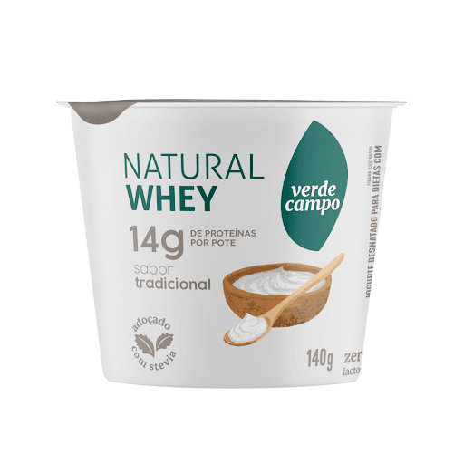 Iogurte Natural Whey Colherável Tradicional 14g de Proteína Verde Campo 140g - Com 14G de proteína, por porção, é uma ótima opção para misturar com frutas e/ou granola. É adoçado com Stevia, possui aromas e corantes naturais, zero lactose, zero adição
de açúcares e zero gorduras, sem conservantes. Além disso, é feito com leite fresco de fazendas certificadas.